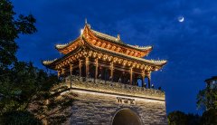 身着服的姑娘撑起乌篷船